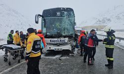 Erzincan'da otobüs tıra çarptı (VİDEO)