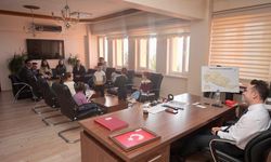 Miniklerden Kaymakama Anlamlı Türk Bayrağı Hediyesi