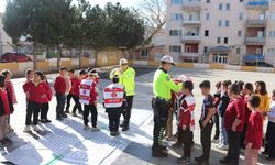 Polisler Sınıfa Girdi, Okul Bahçesi Uygulama Alanına Döndü