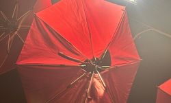 Şemsiyeli Sokak’ta Korkutan Yangın: Elektrik Kaçağı Şemsiyeyi Yaktı (VİDEO)