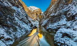 Tren Yolları, Kayalıklar ve Fırat: Aydınlık Kanyon’un Kartpostallık Kış Manzarası
