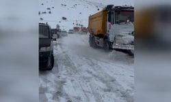 Erzincan Gümüşhane Kara Yolu Kar Yağışı Nedeniyle Kapandı (VİDEO)