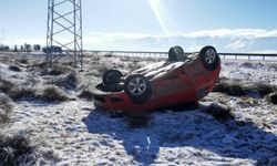 Erzincan’da Kaza: Otomobil Şarampole Yuvarlandı, 2 Yaralı