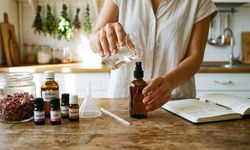 Servet Ödemeyin: Evde Kalıcı Parfüm Yapmanın Yolları