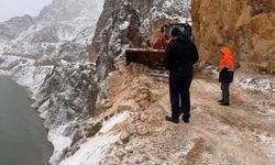 Kemaliye Taş Yolu’nda tehlike oluşturan kaya ve taşlar temizlendi