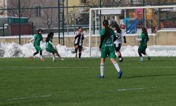 Kızlarımız Dibe Demirledi