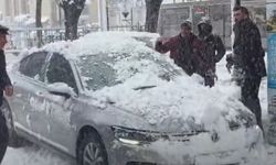 Erzincan’da Kar Kütlesi Camı Patlattı: O Anlar Kameraya Yansıdı (VİDEO)