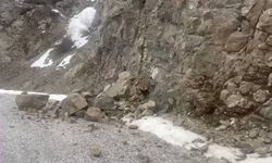 Kemah’ta Deprem Sonrası Korkutan Görüntü: Köy Yoluna Kaya Parçaları Düştü (VİDEO)