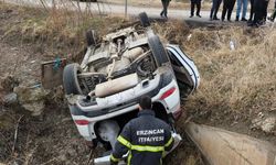 Erzincan’da Korku Dolu Anlar: Otomobil Yoldan Çıkarak Takla Attı