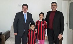 24 Erzincanspor’dan Karaciğer Nakli Geçiren Kardeşlere Anlamlı Ziyaret
