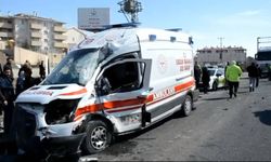 Tercan’da Ambulans ile Tomruk Yüklü Tır Çarpıştı: 2 Sağlık Personeli Yaralandı (VİDEO)