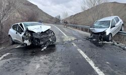 İki Otomobil Kafa Kafaya Çarpıştı: 4 Yaralı (VİDEO)