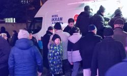 Teravih Sonrası Vatandaşlara Tatlı ve Çay İkramı