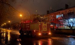 Cumhuriyet Mahallesi’nde Mahsur Kalan Kedi Kurtarıldı (VİDEO)