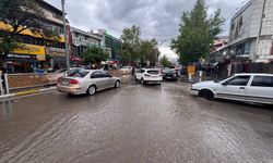 Erzincan’da Sağanak Hayatı Felç Etti: Vatandaş Çareyi Kendi Yöntemiyle Buldu (VİDEO)
