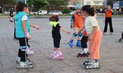 Çocuk Sporcular Patenle Form Tutuyor (VİDEO)