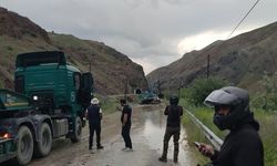 Kemah Yolu 10. Kilometrede Heyelan Sebebiyle Ulaşım Durdu