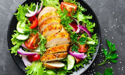 Pazar Sofrasına Sağlıklı Seçenek: Tavuklu Sezar Salata