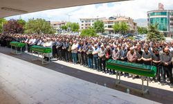 Vali Aydoğdu ve Bakan Yardımcısı Mumcu, Erzincan’daki Cenaze Töreninde Ailelerin Acısını Paylaştı