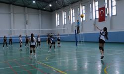 B Genç Kızlar Voleybol İl Birinciliğinde Heyecan Sürüyor