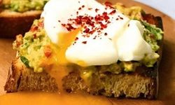 Ekşi Mayalı Ekmek Üzerinde Avokadolu Yumurta Tarifi