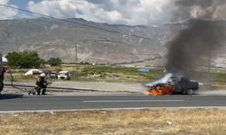 Erzincan'da Seyir Halindeki Otomobil Alevlere Teslim Oldu, Araç Küle Döndü (VİDEO)