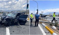 Erzincan'da Feci Kaza Kamerada: Direğe Çarpan Otomobilde 5 Kişi Yaralandı (VİDEO)