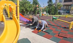 Kemah Belediyesi'nden Çocuk Parkına Güvenli Zemin Çalışması