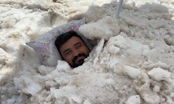Sıcaktan kaçıp karın içine girdi! Erzincan'da ilginç serinleme