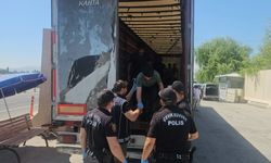 Tırın Dorsesinden Çıktılar: Erzincan'da 11 Düzensiz Göçmen Yakalandı (VİDEO)