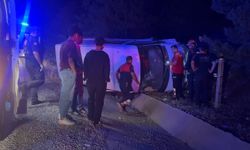 Erzincan’da Bal Yüklü Kamyonet Devrildi: 3 Kişi Yaralandı (VİDEO)