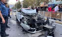 Otomobil Şehir İçi Otobüse Çarptı: Sürücünün Hayati Tehlikesi Bulunuyor (VİDEO)