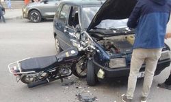 Erzincan’da Otomobil ile Motosiklet Çarpıştı: 2 Yaralı (VİDEO)