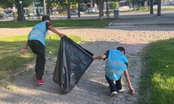 Erzincanlı gençlerden Atatürk Parkı’nda çevre temizliği