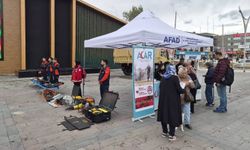 Erzincan’da afet farkındalığı için Cumhuriyet Meydanı’nda stant açıldı