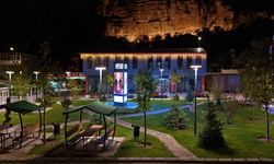 Kemah İlçe Meydanı Gece Görüntüsüyle Göz Kamaştırıyor