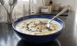 Orijinal Ayran Aşı Çorbası Nasıl Yapılır? Tescilli Erzurum Usulü Sıcak ve Ferahlatıcı Soğuk Tarifi