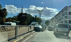 Kontrolden Çıkan Otomobil Orta Refüje Çarptı