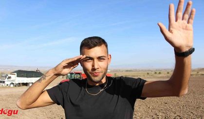 Genç çiftçiden tarlasına ’Cumhuriyet’ yazarken kendisini görüntüleyen helikopterdeki Mehmetçiğe selam