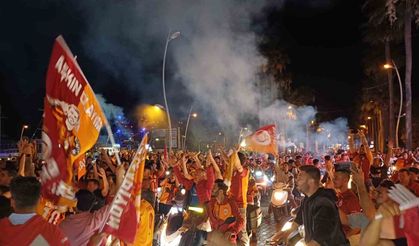 Marmaris’te Galatasaray taraftarları şampiyonluğu kutluyor
