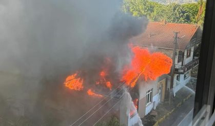 Korkutan yangın, tak katlı ev alev topuna döndü