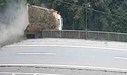 Rize’de taş kamyonunun dereye düşme anı kameralara yansıdı