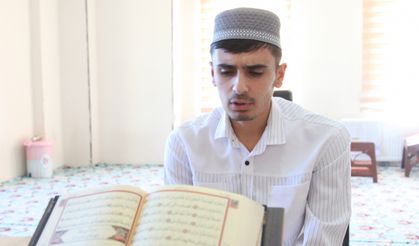 Ahlat'ta 17 yaşındaki öğrenci, 4 ayda hafız oldu