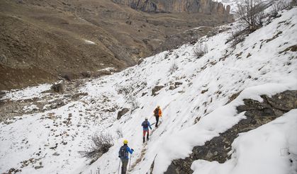 Dağcılar Tunceli'nin zirvelerindeki güzellikler için kar ve tipiye göğüs geriyor