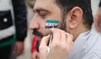 Suriyeliler, Baas rejiminin çökmesini kutladı