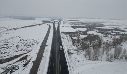 Soğuk Havanın Etkisiyle Murat Nehri Buzla Kaplandı: Hamur'dan Drone Görüntüleri