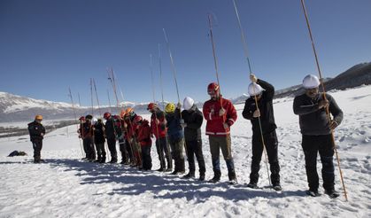 AFAD, Çığa Karşı Gönüllü Kurtarıcıları Titizlikle Eğitiyor
