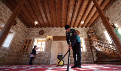 Darende’de Ramazan Öncesi Camilerde Özenli Temizlik ve Bakım Çalışması