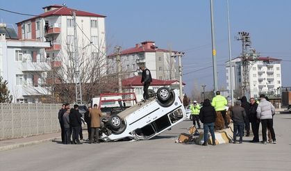 IĞDIR - Devrilen araçtaki 2 kişi yaralandı