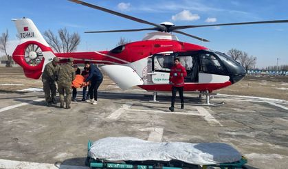 Iğdır'ın dağ köyünde yaşayan hasta, ambulans helikopterle hastaneye ulaştırıldı